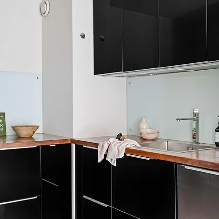 Sg3 - 2br Renovated Lägenhet